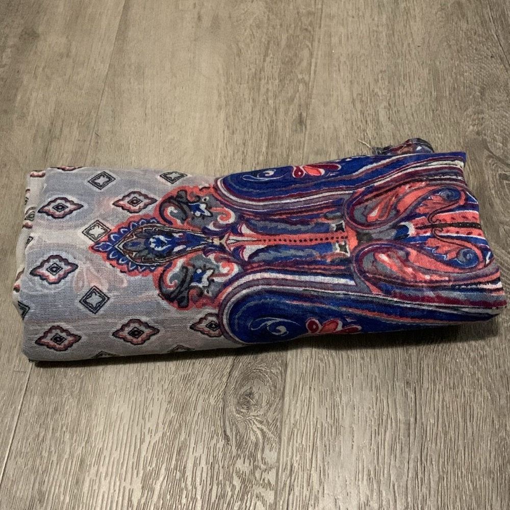 Elegant Paisley Scarf with Geometric Pattern